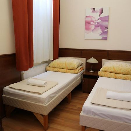Hotel Peterfia Panzio Debrecen Exterior foto