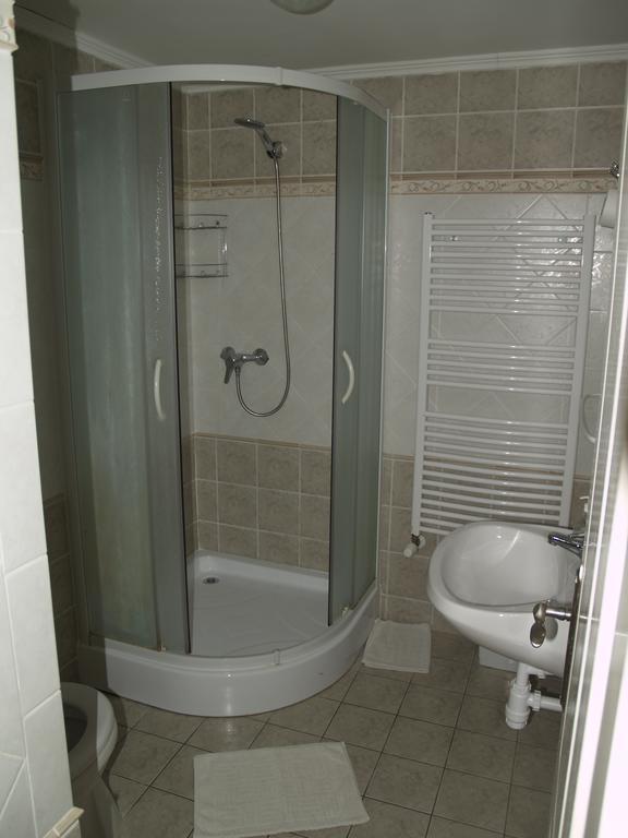 Hotel Peterfia Panzio Debrecen Zimmer foto