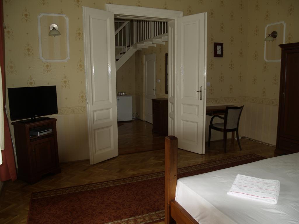 Hotel Peterfia Panzio Debrecen Zimmer foto