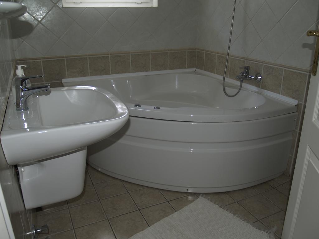 Hotel Peterfia Panzio Debrecen Zimmer foto